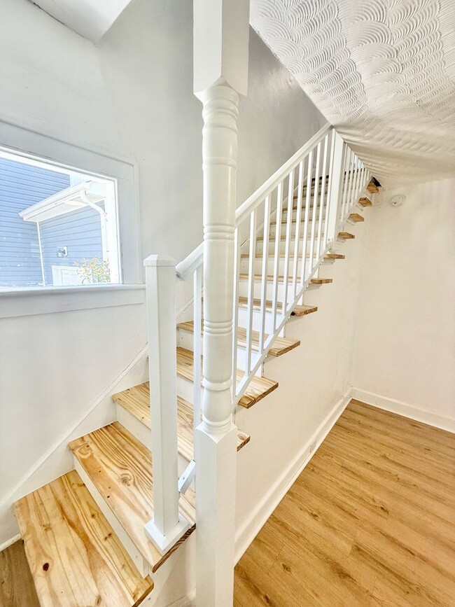 Building Photo - ***RENT READY~4 Bed RENOVATED 2 story house/w/ downstairs bedroom/Granite countertops