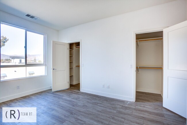 Building Photo - TRI-LEVEL TOWNHOME IN ELEMENTS OF ROSEMEAD!