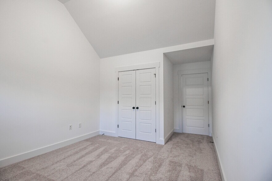 Building Photo - 2036 Warbler Dr