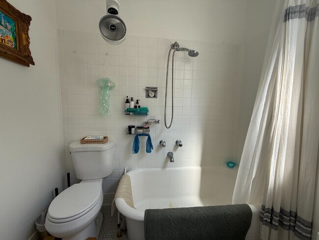 Building Photo - Rogers Park 1 Bed 1 Bath/ Dog Friendly / Top Floor Unit