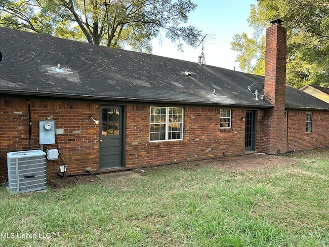 Building Photo - 842 Farmington Dr N