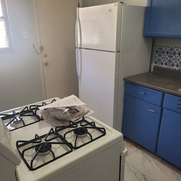 Gas stove in kitchen - 1612 S Hughes St