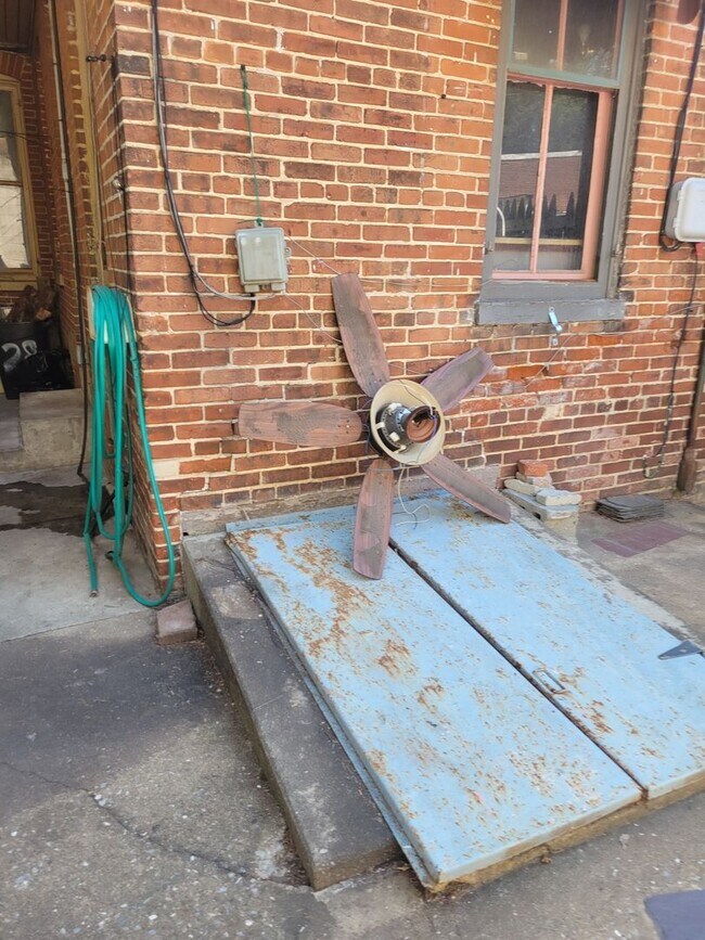 Building Photo - 28 S Hartley St