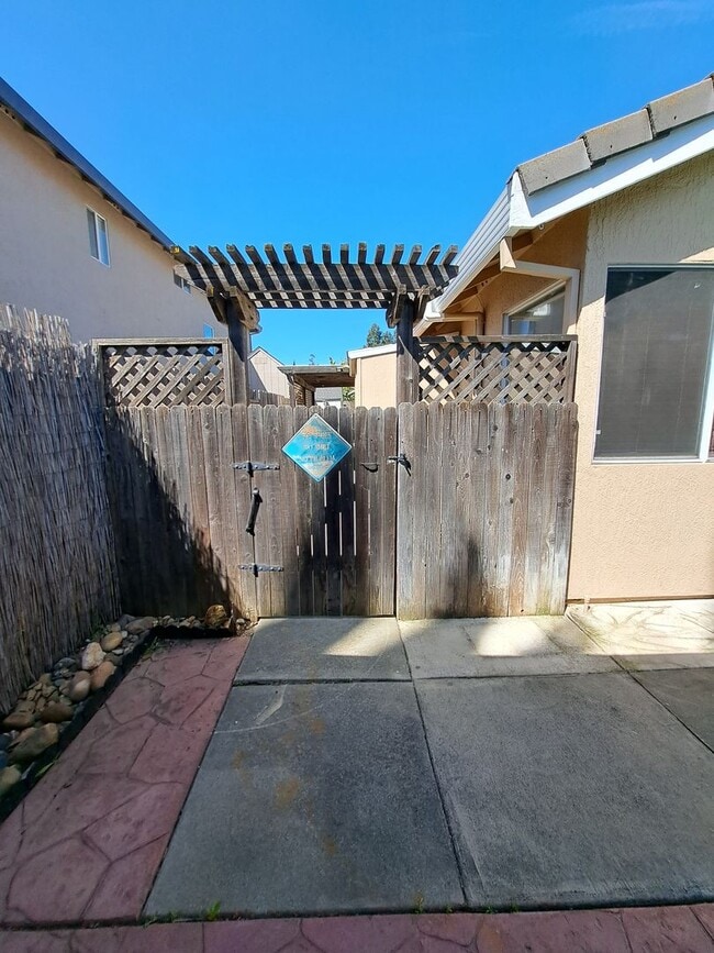 Building Photo - 354 Bradley Dr