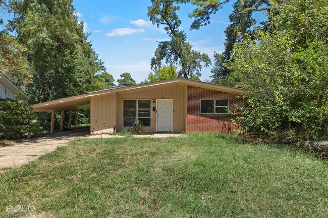 Building Photo - 835 Pine Tree Dr