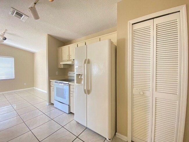 Building Photo - TWO BEDROOM W/ BONUS ROOM - Move In Ready