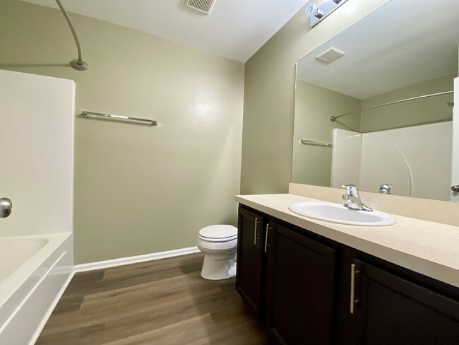 Building Photo - Charming End Unit Townhome in Mill Creek!
