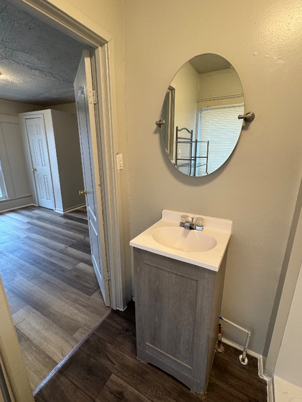 Building Photo - 119 S Elm Ave