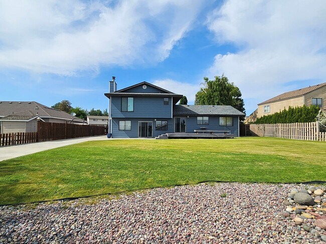 Building Photo - Beautiful 4 Bedroom Home on the Lake-June Rent FREE!