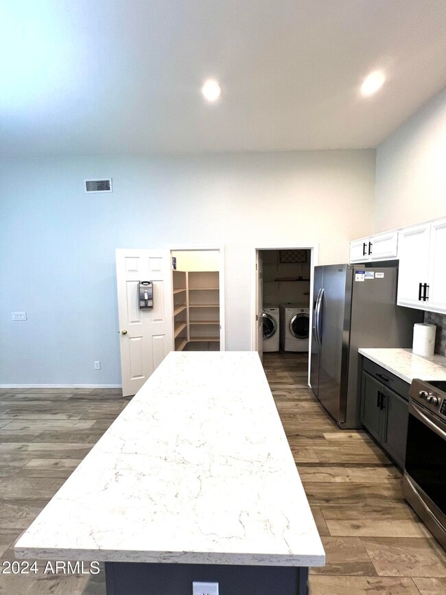 Building Photo - 3464 E Thornton Ave