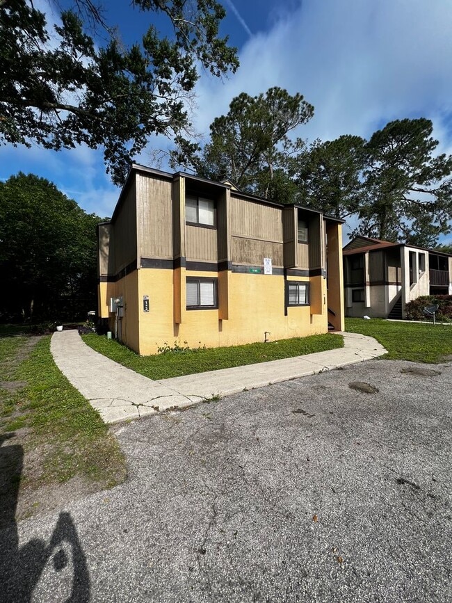 Building Photo - First floor 2/1 Available for Move in! Affordable and Conveniently Located!