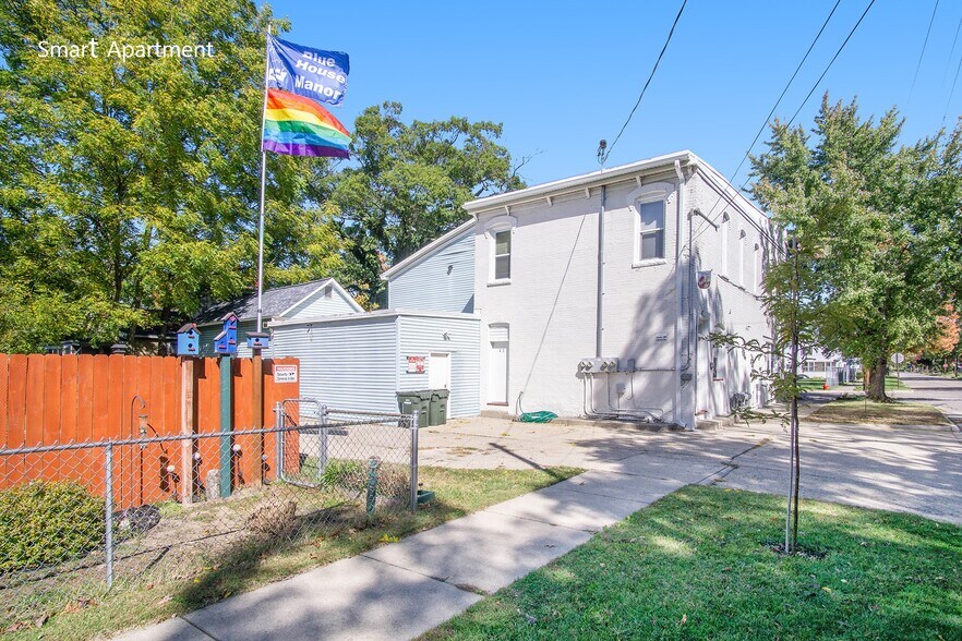 Blue House Manor - 1211 Pine St