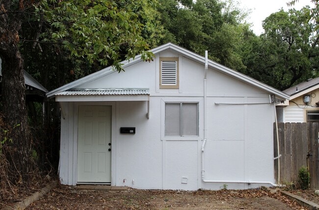 Primary Photo - STUDIO GARAGE APARTMENT, ALL BILLS PAID