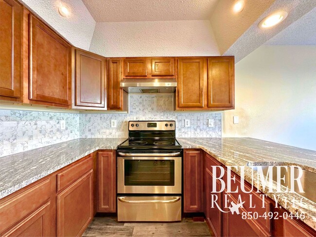 Building Photo - Townhome located minutes from beaches and NAS