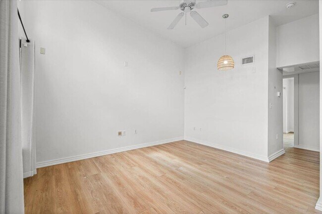 Building Photo - 2200 Dickson Dr