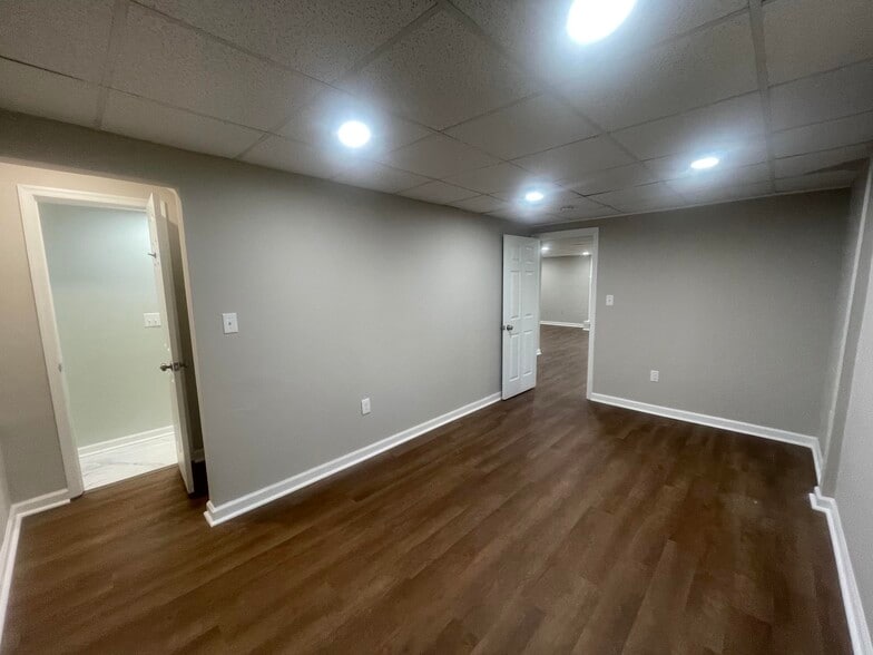 Building Photo - 221 Fallsway Ln