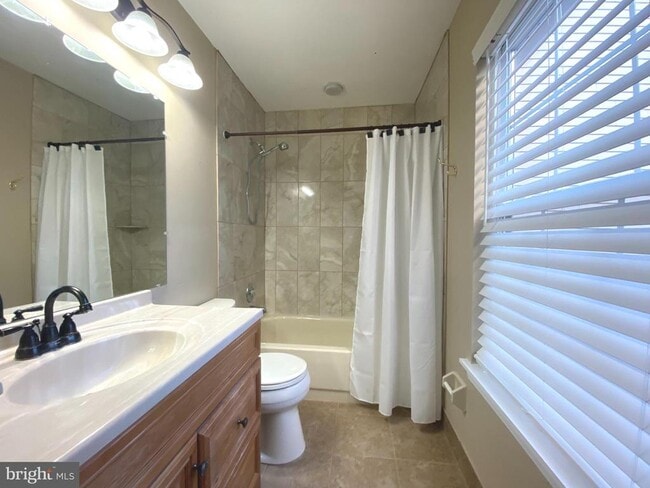 Building Photo - 323 Sequoia Dr