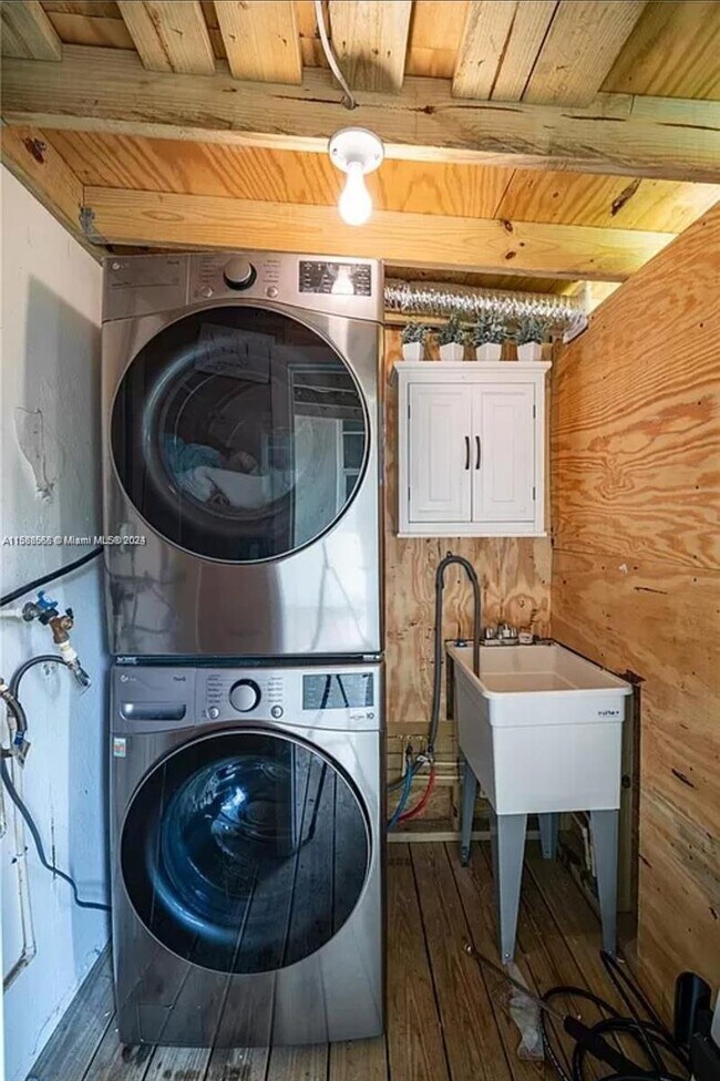 Building Photo - 1453 Northeast 149th Street, Miami, FL 331...