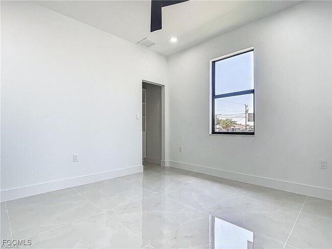 Building Photo - 323 NE 19th Terrace