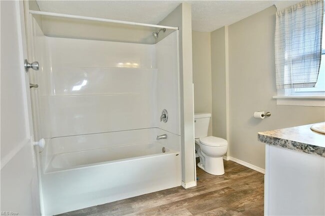 Building Photo - 781 Oak Knoll Ave SE