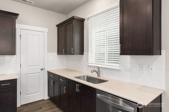 Building Photo - Beautiful large newer build 4 bedroom in Lipoma Firs!