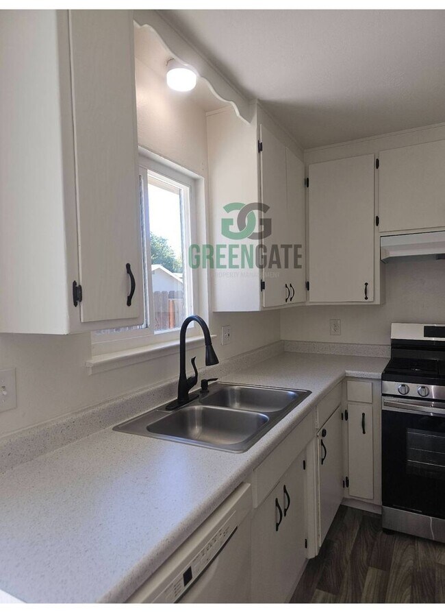 Building Photo - 3 BEDROOM 2 BATH HOME MOVE IN READY IN MOD...