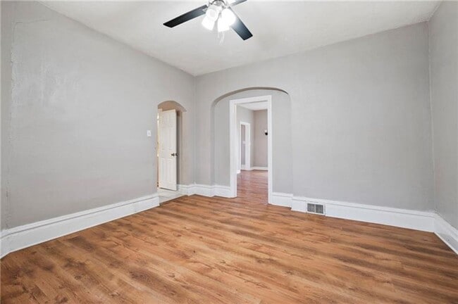 Building Photo - Charming 2-Bedroom Home with Tall Ceilings & Backyard Deck in Coraopolis