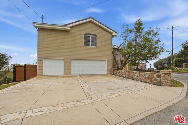 Building Photo - 1036 El Medio Ave