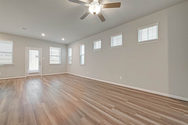 Building Photo - 16108 Oregon Oak Dr