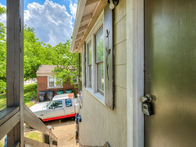 Building Photo - Super cute studio in crestwood