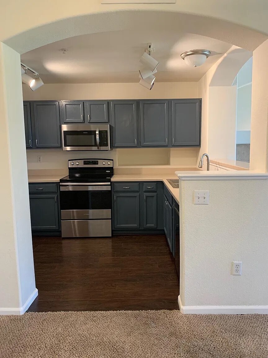 Building Photo - 1520 S Florence Way