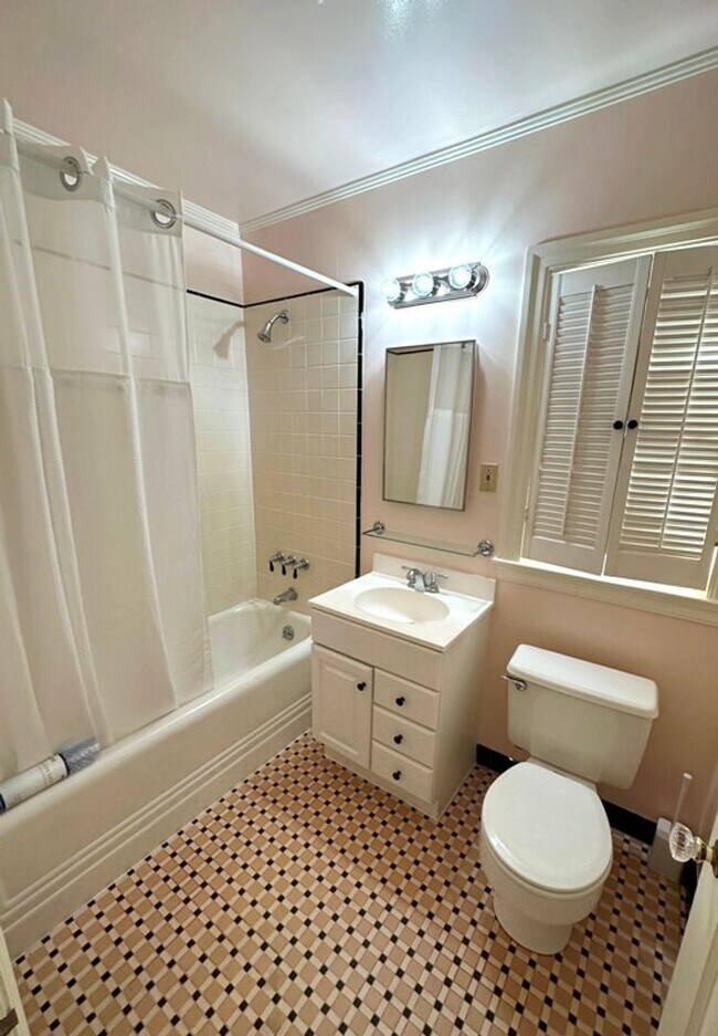 Building Photo - Adorable Cottage with Vintage Charm And Sa...