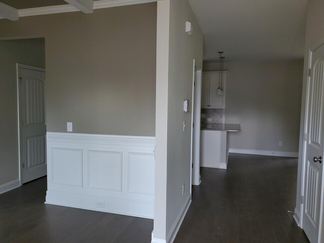Building Photo - 560 Hampstead Pl