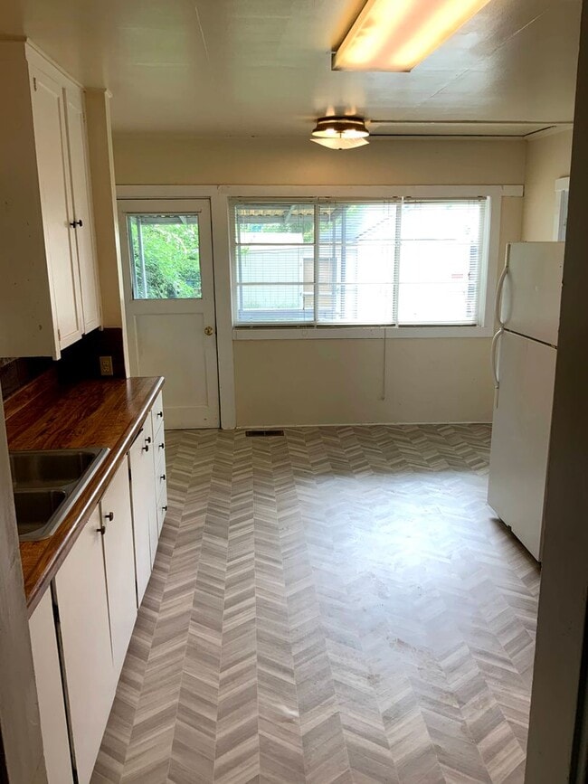 Building Photo - 3 Bedroom in Whiteaker Neighborhood