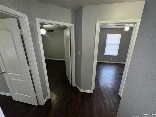 Building Photo - 830 W Hutchins Pl