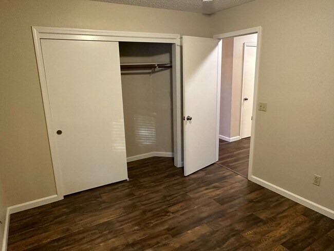 Building Photo - 1622 S Peppertree Ct