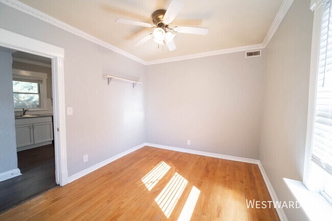 Building Photo - 921 W Winona-CH