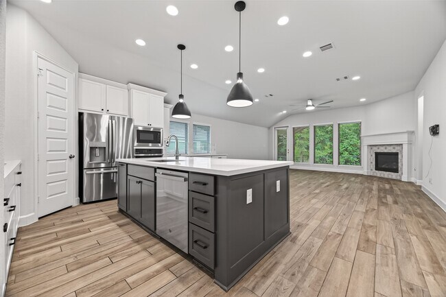 Building Photo - 302 Sky Top Dr