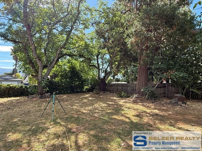 Building Photo - Cozy 2 bedroom home at the base of the west Ukiah foothills!