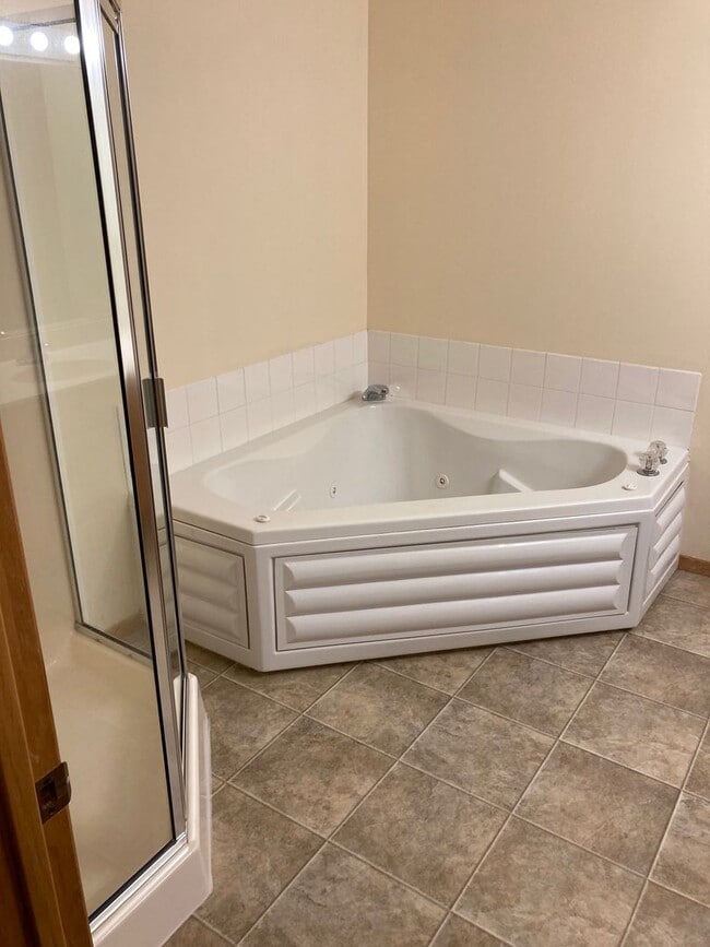 Building Photo - 2BR Woodbury Townhome in Perfect Location!