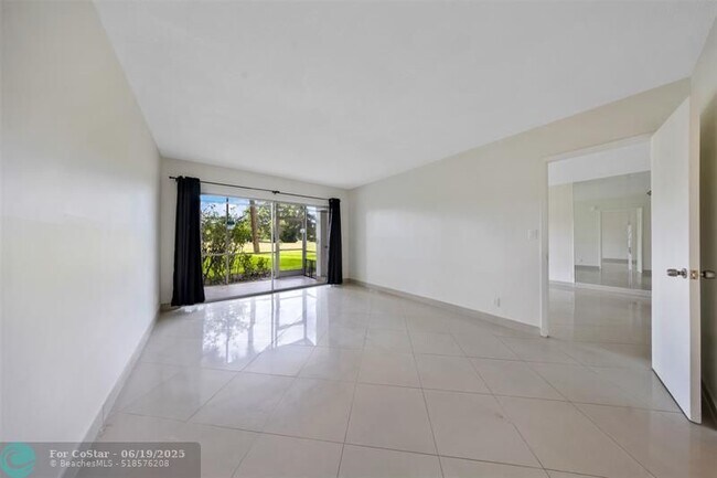 Building Photo - 2850 N Palm Aire Dr