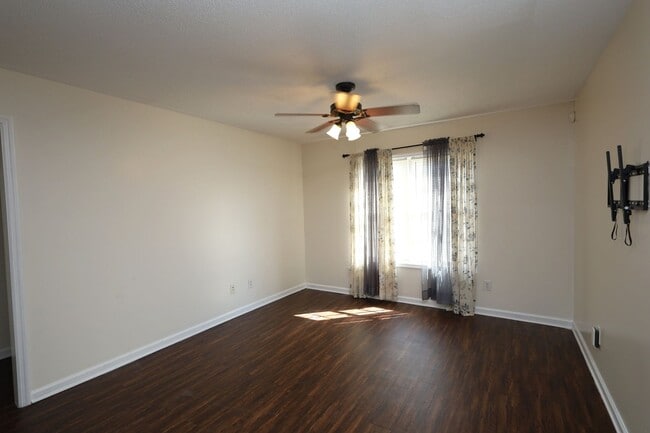 Building Photo - 1728 Eli Pl