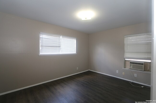 Building Photo - 6010 Shoreview Pl