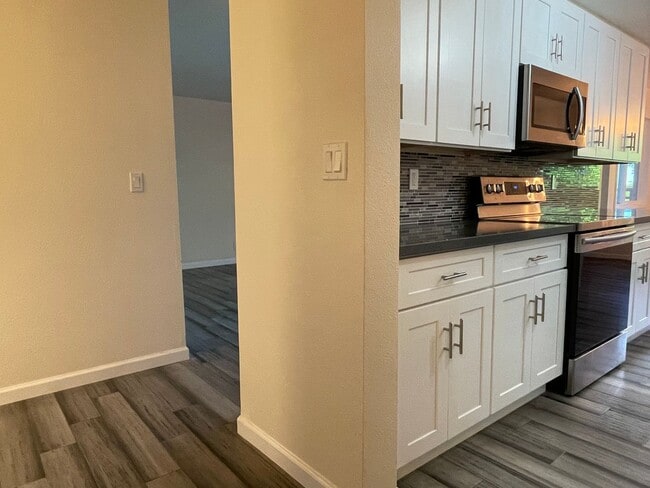 Building Photo - $500 off 1st months rent!!  Bright and Modern Northgate Condo!