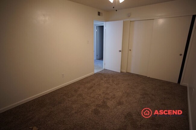 Building Photo - 209 E Warren Ave