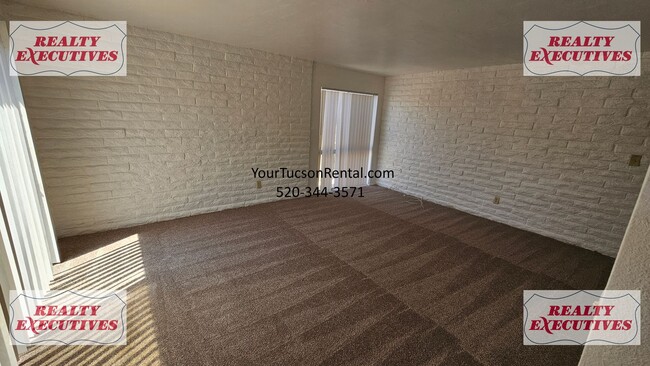 Building Photo - Fort Lowell & Campbell 2/1 - A/C and all a...