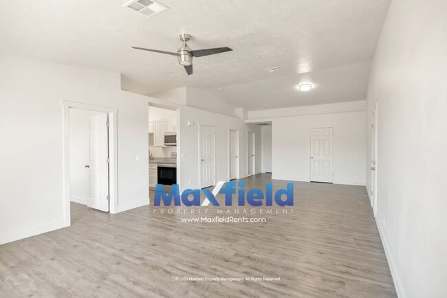 Building Photo - Upstairs Unit - St George - Near Costco and Home Depot Available Now - 3 BD 2 BA 2 GAR