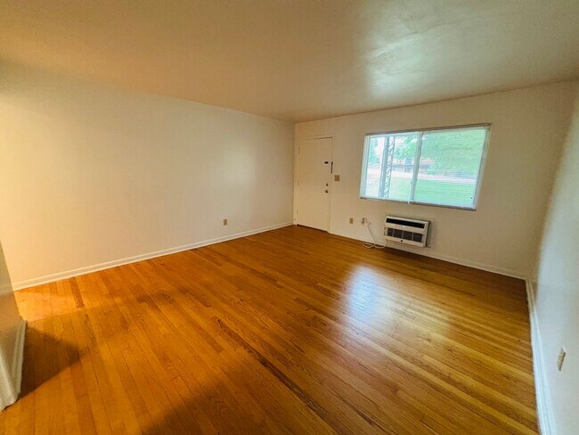 Building Photo - 1 Bedroom, 1 Bath Apartment