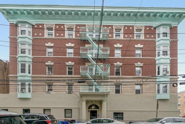 Building Photo - 163 3rd St