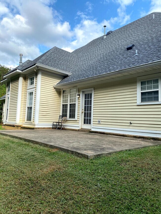 Building Photo - Large Home Settled on Culd-e-sac